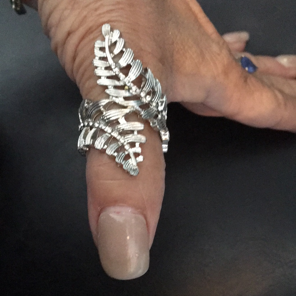 New Badgley Twisted Leaves Ring Size 9 Silvertone 30$